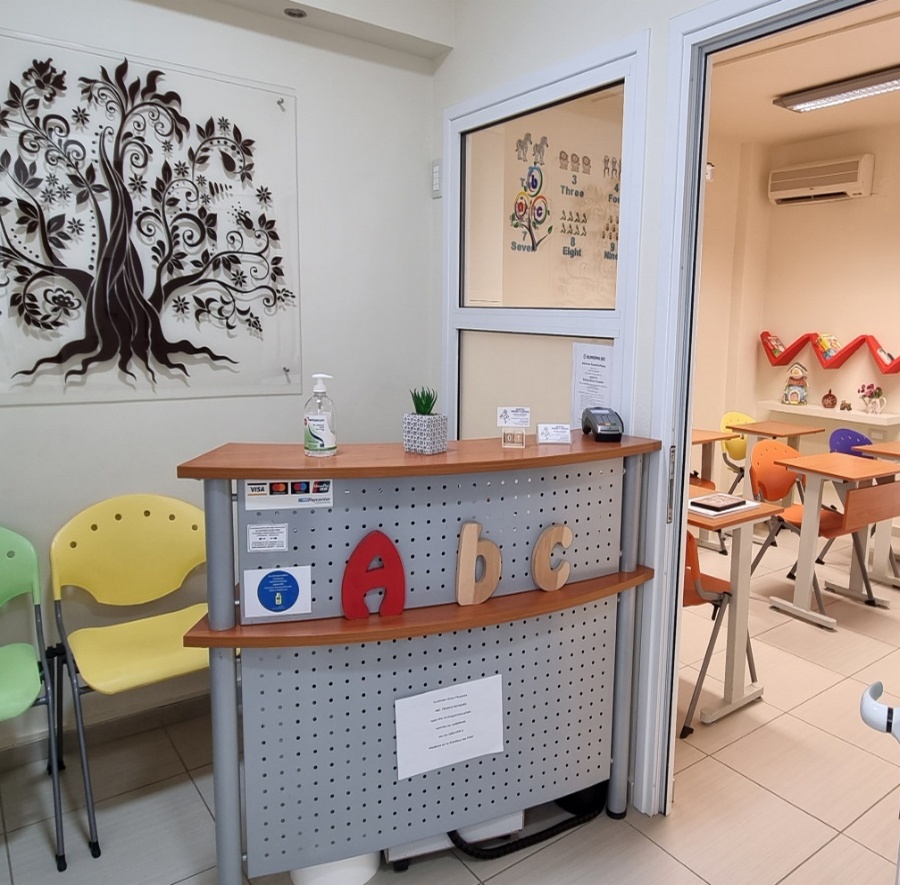 Μαθητές συνεργάζονται και μαθαίνουν μαζί